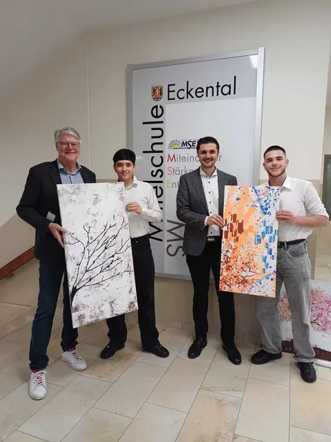 Auch die Bürgermeister von Kalchreuth und Eckental wurden fündig: Otto Klaußner mit Garik Kirakosian und Sebastian Singer mit Abbas Jafar (v.re.) und deren wirklich gelungenen Kunstwerken. | Foto: Natascha Cabrerizo y Polo