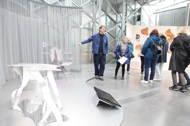 Student Vladimir erläuterte Arbeiten der Designerin Anaïs Borie in einer Sonderausstellung. | Foto: Uwe Rahner