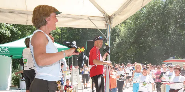Mit Strecken für Nordic Walking, Laufen und Reaktiv Walking bietet der AOK Parcours für alle individuellen Fitness-Level optimale Bedingungen. Zur offiziellen Eröffnung vor 20 Jahren waren „Gold-­Rosi” Mittermaier und Christian Neureuther nach Heroldsberg gekommen.  | Foto: Andreas Unbehaun