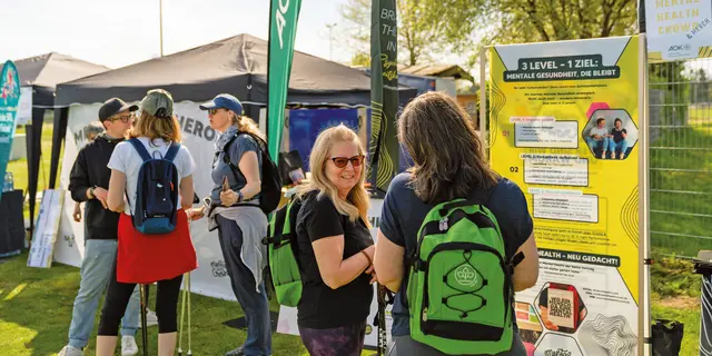 Die „AOK Parcours Tour – powered by Mental Health Rocks” lädt an sechs Orten in Bayern dazu ein, bestehende Nordic-Walking-Strecken der AOK Bayern neu zu entdecken. Am 3. Juni kommt sie nach Heroldsberg.
 | Foto: Arvid Uhlig (BVK)
