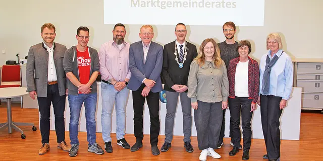 Als neue Mitglieder im Gremium wurden Jan Stammberger, Stefan Heid, Andreas Becker (v. li.), Claudia Engelhardt, Karoline Böhm, Jan Urbanczyk sowie Dr. Laura Therese Heinl (v. re.) vereidigt. Udo Stammberger (4. v. li.) ist einziger Vertreter von Bürgermeister Jan König (Mitte). | Foto: Uwe Rahner