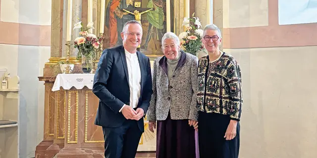 Für Gertraud Switalski ging mit dem Besuch des Landesbischofs Christian Kopp ein lang gehegter Wunsch und für alle Gottesdienstbesucher ein wunderbarer Himmelfahrtstag in Erfüllung.  | Foto: Privat