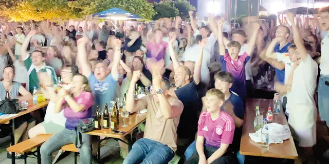 Public-Viewing-Stimmung in Heroldsberg vor zwei Jahren bei der EM: Zur anstehenden WM wird die Wende-WM-Arena am Festplatz aufgebaut. | Foto: Andreas Unbehaun