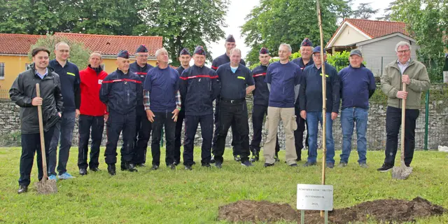 Die Feuerwehren St. Martin la Plaine und Pettensiedel ließen einen Tulpenbaum pflanzen von den Bürgermeistern Maxime Martin (links) und Edmund Ulm (rechts). | Foto: Uwe Rahner