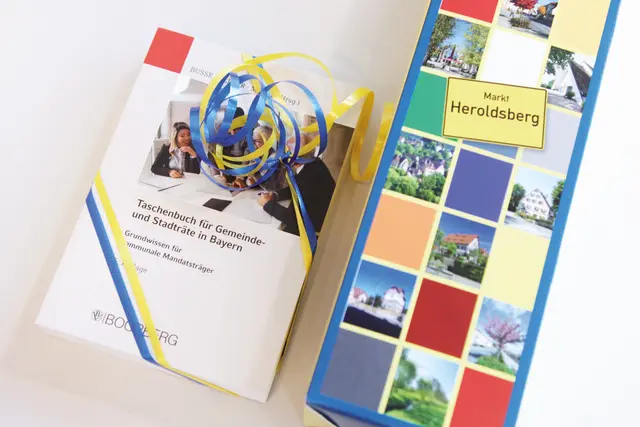 Jedes neue Mitglied im ­Gremium erhielt mit der Vereidigung ein ­„Taschenbuch für Gemeinde- und Stadträte in Bayern”. | Foto: Uwe Rahner