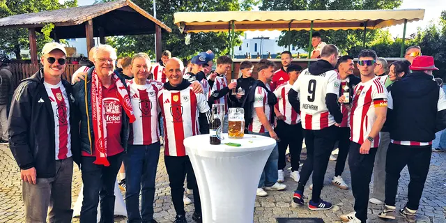 Nach dem Empfang ging es dann weiter nach Käswasser in das Gasthaus Reif wo die Mannschaft, Betreuer, Gäste und Fans noch tüchtig und lange den Aufstieg feierten. | Foto: Ernst Bayerlein