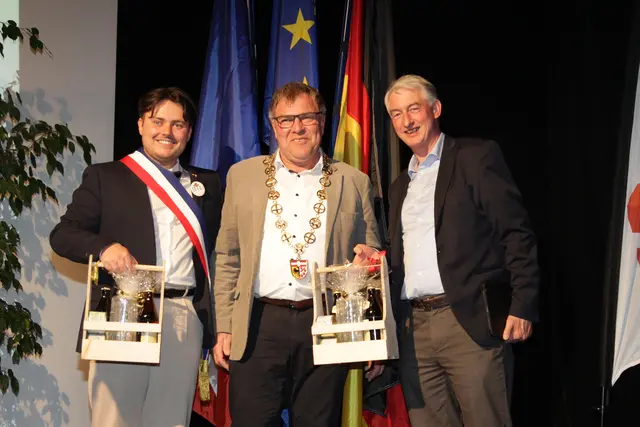 Bürgermeister Maxime Martin, sein Igensdorfer Kollege Edmund Ulm und Emmanuel Mandon, Abgeordneter der Französischen Nationalversammlung. | Foto: Uwe Rahner