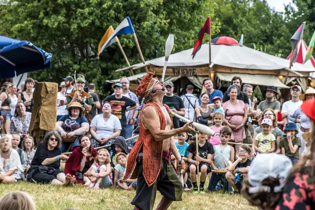 Gaukler, Rittersleut und Burgfräuleins kann man beim großen Mittelaltermarkt auf Burg Rabenstein erleben. | Foto: Burg Rabenstein