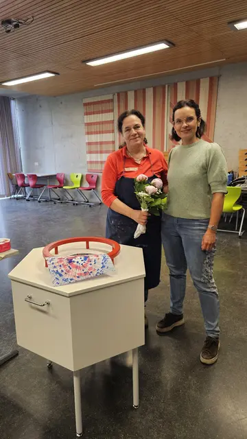 Dank an Beate Waschneck, Leiterin der Kunstschule Eckental (links) und Französischlehrerin Frau Purrucker. | Foto: Privat