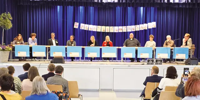 Podiumsdiskussion mit Johnna Galle (Schülersprecherin Gymeck), Andrea Felser-Friedrich ­(Studiendirektorin Gymeck), Gerhard Wagner (Rektor Grundschule Forth und Sprecher der vier Grundschulen), Mandy Anderson (2. Vorsitzende Elternbeirat MSE), Katharina Becker (Schülersprecherin MSE), Natascha Caberizo y Polo (Lehrerin MSE und Sprecherin der Mittelschulen ERH), Jürgen Kemeth (Konrektor Realschule Gräfenberg), Schülersprecher Timo Wokatsch, Prof. Dr. Oliver Kratz (Kinder- und Jugendpsychiater am Uniklinikum Erlangen), Stefan Kastner (Berufsbildung IHK).  | Foto: Privat