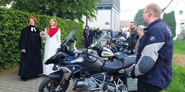 Stefanie Grasruck und Anna-Carina Weiß sind bereit, die Motorräder, die mit ihren Fahrern zum Motorradgottesdienst gekommen waren, zu segnen. | Foto: Privat