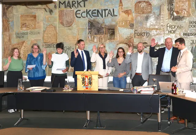 Erster Bürgermeister Sebastin Singer (re.) nimmt den acht neuen Marktgemeinderäten den Eid ab. Paula Weiß, Hannelore Kubat, Claudia Fensel-Kraus, Alexander Dorn, Ilse Dölle, Sara Kircher, Markus Haas und Stefan Prütting (von links).