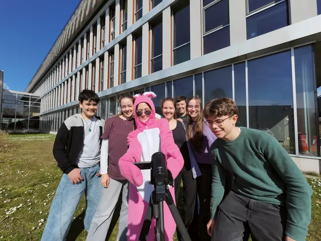 Für eine Osteraktion hatten die Medienscouts am Gymnasium Eckental mit einem rosa Fake-Hasen zum Fakten-Quiz eingeladen. | Foto: Privat