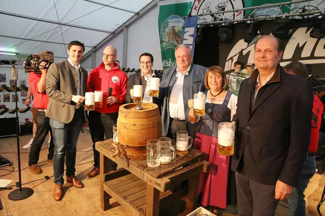 Auf eine schöne Kärwa stießen in Eckenhaid an: Bürgermeister Sebastian Singer, Kärwaboum-Vorstand Christian Betz, MdB Dr. Konrad Körner, MdL Walter Nussel, stellv. Landrätin Gabriele Klaußner, Brauereichef Stefan Weber. | Foto: Andreas Unbehaun