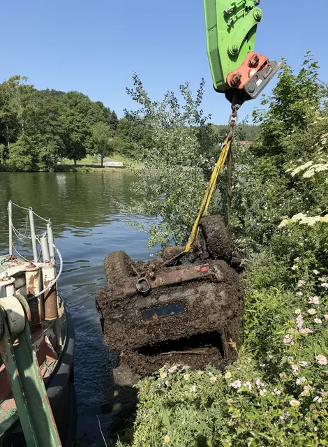 Bei einer Übung wurde das Wrack des Toyota 4Runners zufällig im Kanal entdeckt. | Foto: Polizei Forchheim