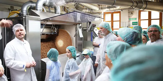 Minderleinsmühlen-Mitarbeiter Marcel Mideck vermittelte dieser Besuchergruppe spannende Einblicke in die Produktion von Bio-Müsli, Riegel und anderen Mühlenprodukten. | Foto: Andreas Unbehaun