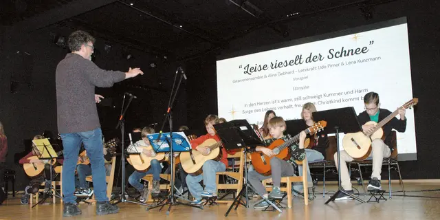 Beim Adventskonzert 2025 zeigten die Sing- und Musikschülerinnen und -schüler vor voller Halle ihr Können. | Foto: Sabine Büssert