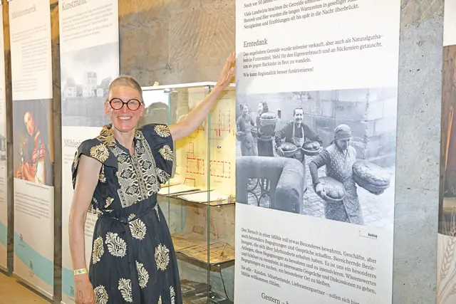 Historikerin Dr. Martina Switalski erläuterte die von ihr konzipierte Ausstellung im Mühlenmuseum. | Foto: Andreas Unbehaun