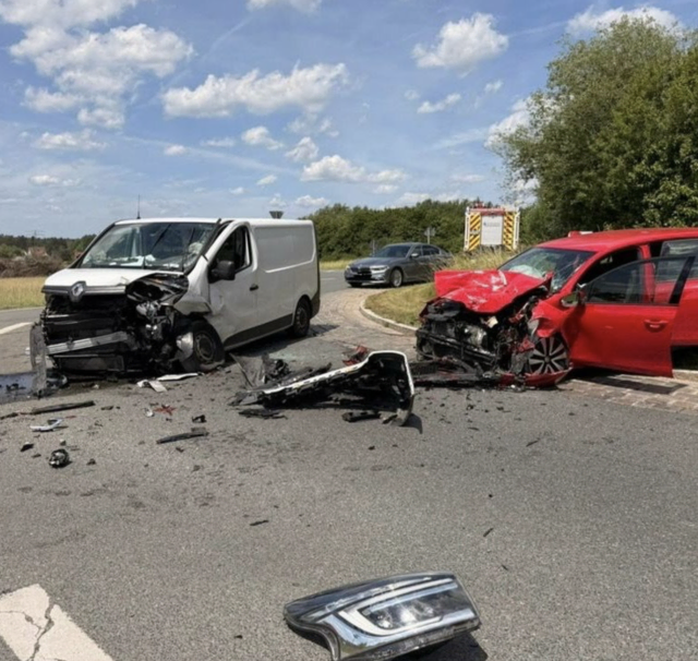 Bei dem Frontalcrash im Kreisverkehr bei Herpersdorf wurden drei Menschen verletzt. | Foto: Feuerwehr Eckenhaid