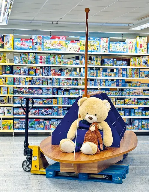 Bärin „Bärbel” und ihr Freund, der Affe „Monkey” sind auf ihrem Segelschiff nach kurzer Reise gut an ihrem neuen Platz im Buch- und Mediencenter Endreß angekommen und freuen sich auf viele kleine und große Leseratten. | Foto: Privat