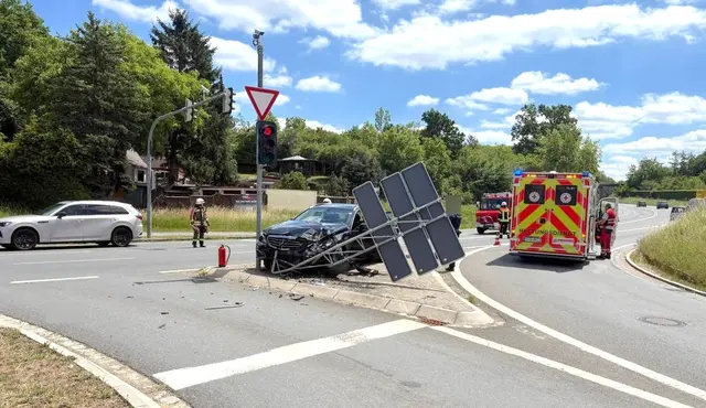 Der Mercedes blieb auf der Verkehrsinsel an der Abfahrt nach Brand liegen. | Foto: Feuerwehr Brand