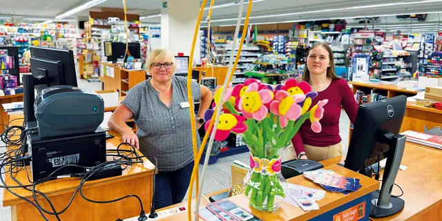 Beste Beratung und bewährte Kompetenz an neuer Wirkungsstätte: Frau Bär und Frau Werner sind schon voll im neuen Buch- und Mediencenter Endreß angekommen. | Foto: Andreas Unbehaun