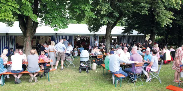 Tagsüber lockt entspannte Atmosphäre am St. Martin-la-Plaine-Platz, abends heizen die Bands im Festzelt ein. | Foto: Uwe Rahner