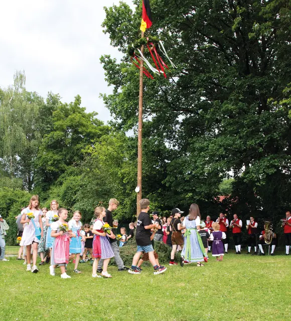 Die Kinderkerwaboum beim Baumaustanzen am Sonntagnachmittag. | Foto: Uwe Rahner