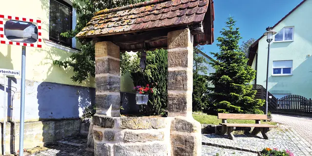 Vor einigen Jahren hat sich die Kärwa vom Platz am alten Ziehbrunnen auf den Platz am Dorfweiher verlagert. Dort sind auch für Kinder Buden und ein Fahrgeschäft aufgebaut. | Foto: Ernst Bayerlein