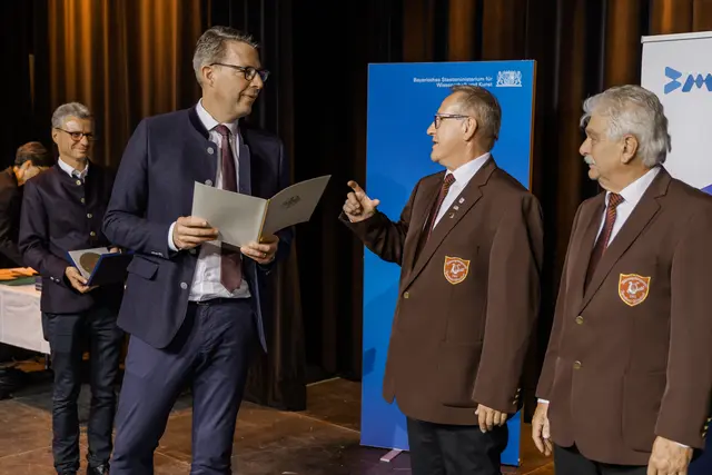 Minister Markus Blume bei der Übergabe der Urkunde im kurzen Gespräch mit Rudi Hackl, 1. Vorsitzender MGV Igensdorf-Mitteldorf. | Foto: Stefan Obermeier