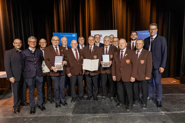 Zu dem Festakt in Oberbayern waren Abordnungen beider Chöre sowie Igensdorfs Erster Bürgermeister Edmund Ulm gekommen, um die Auszeichnung entgegenzunehmen.  | Foto: Stefan Obermeier