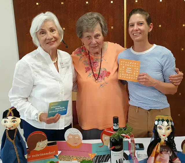 Dass Kunst und Kultur kein Alter kennen freut Organisatorin und ehrenamtliche Vorleserin Annegret Schildknecht, Elfriede Lederer, Bewohnerin und Mitglied im Heimbeirat, Luisa Beisegel, Leitung Soziale Betreuung Seniorenheim Martha-Maria (v.li.). | Foto: Soziale Betreuung