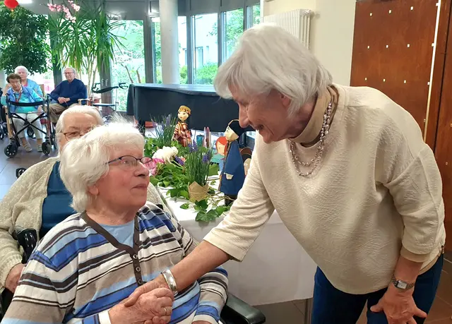 im Mai 2026: Herzliche Verabschiedung nach einer Lesung mit gemeinsamem Singen im Festsaal  | Foto: Luisa Beisegel, Leitung Soziale Betreuung Martha- Maria 