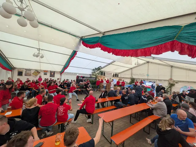 Das Team der Dachstadter Madla zog den Traktor ausnahmsweise mit 3 Personen, bei sowas sind die Burschen dann doch immer noch echte Gentlemen. Gewonnen haben die Damen trotzdem nicht. Auch aus dem Patenverein Eckenhaid sowie beim Team Letten waren Damen am Start. | Foto: CB
