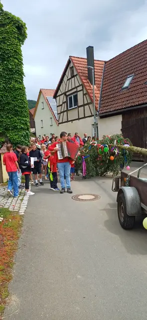 Auch der Kinder-Baum muss "ordnungsgemäß" durch das Dorf gefahren werden. Genau wie die "Großen" holen und begleiten die Kerwa-Kids ihren geschmückten Baum mit Musik (von Harald Zeißler) durch Letten und Dachstadt bis zum Festplatz. | Foto: Christa Zeißler