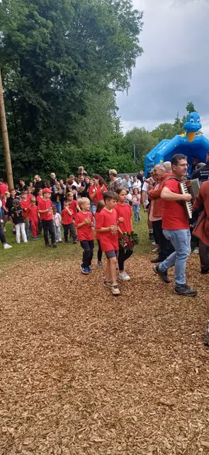 Harald Zeißler (ganz rechts mit Akkordeon) sorgte für den musikalischen Schwung bei der Kinder-Kerwa. | Foto: Christa Zeißler