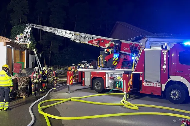 Die Einsatzkräfte bei der Brandbekämpfung