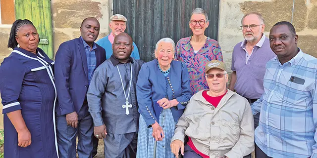 Die „bibi“ und Bio-Bäuerin Gertraud Switalski zwischen Tochter Martina und Bischof Yeriko Nguema mit den Besuchern aus dem Dekanat Gräfenberg und der Partnerdiözese Mtwara in Tansania. | Foto: Privat