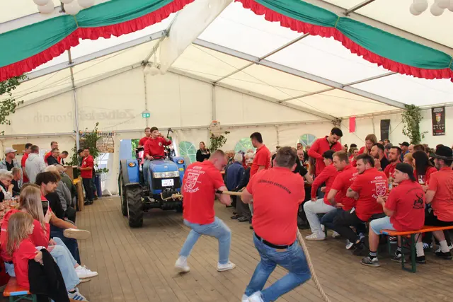 Das gemischte Team "Eggerstoodt" aus Gastgebern und Patenverein (Eckenhaid+Dachstadt) legte sich beim Traktorziehen mächtig ins Zeug.  | Foto: Burschenschaft Dachstadt