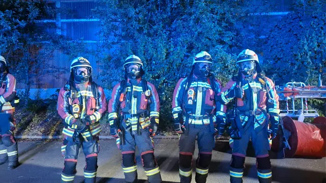 Bei dem Dachstuhlbrand auf dem Sattelbachhof kamen zahlreiche Atemschutz-Träger zum Einsatz. | Foto: Feuerwehr Eschenau