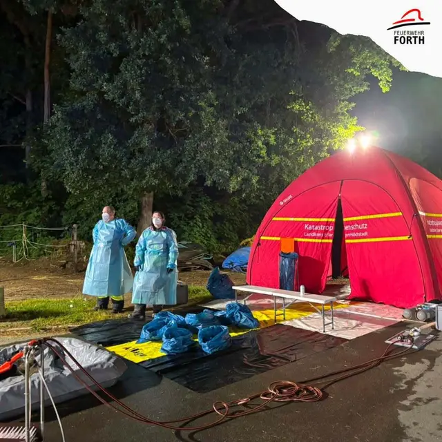 Die Einsatzstellenhygiene wurde aufgebaut und betrieben. Insgesamt wurden acht Atemschutzgeräteträger nach ihrem Einsatz entkleidet sowie einer Grobreinigung unterzogen. | Foto: Feuerwehr Forth