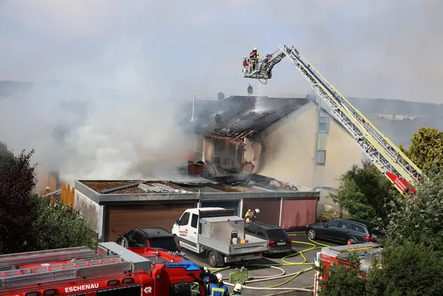 Ein danebenstehendes Reihenhaus wurde ebenfalls ein Raub der Flammen. | Foto: Andreas Unbehaun