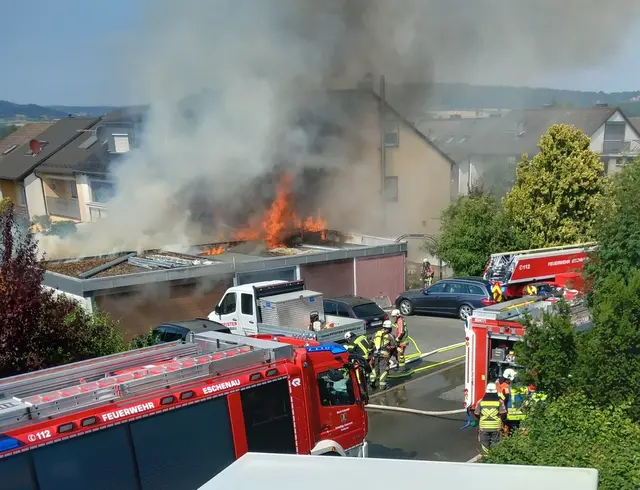Zunächst fraßen sich die Flammen durch mehrere dicht aneinander gebaute Garagen. | Foto: Fritz Gärner