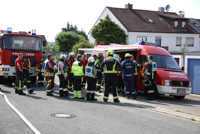 Vor Ort sind zahlreiche Rettungskräfte. Hier eine Lagebesprechung der Feuerwehr Einsatzleitung Erlangen-Höchstadt.  | Foto: Andreas Unbehaun