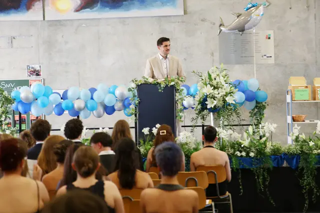Der neue Eckentaler Bürgermeister Sebastian Singer hat einst selbst an gleicher Stelle sein Abiturzeugnis in Empfang nehmen dürfen. Am Freitag richtete er in seinem Grußwort launige Worte an die frischgebackenen Abiturientinnen und Abiturienten. | Foto: Kilian Unbehaun