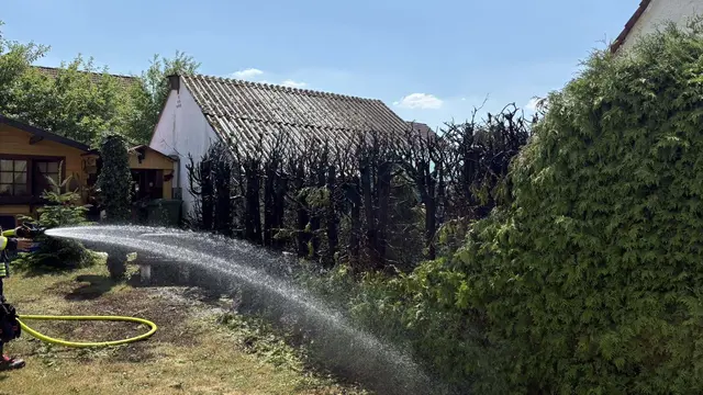 Dank des schnellen Eingreifens der Anwohner und der Feuerwehrkräfte konnten die Gebäude in Röckenhof geschützt werden, als eine Hecke in Brand geriet. | Foto: Feuerwehr Kalchreuth