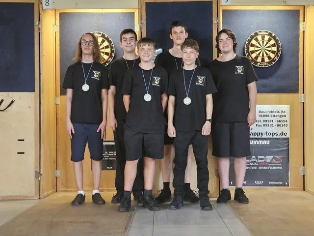  Arian, Nico und Alex mit Erik, Emanuel und Jugendwart Niklas Rau nach der Siegerehrung (von links)