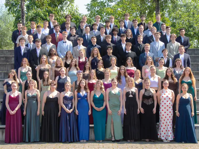 Trotz extrem hoher Temperaturen präsentierten sich die Schülerinnen und Schüler zur Abifeier in festlicher Kleidung.
 | Foto: Privat
