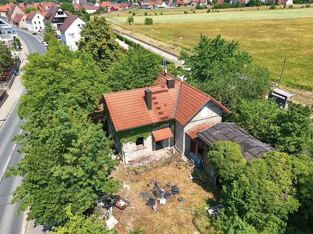 Der ehemalige Forther Bahnhof ist heute ein verwahrlostes Anwesen neben dem Haltepunkt der Gräfenbergbahn und soll einer städtebaulich ansprechenden Folgenutzung weichen. | Foto: Andreas Unbehaun