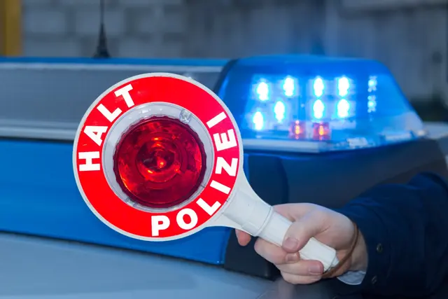 Mit hoher Geschwindigkeit flüchtete ein Autofahrer in Eschenau vor der Polizei. | Foto: Adobe Stock